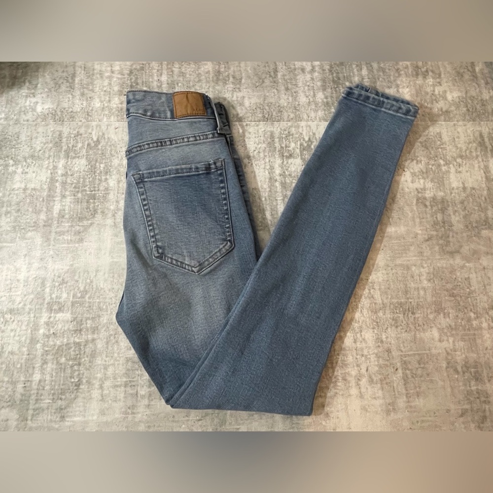 Aeropostale Ladies High Rise Distressed Jeans Size 2 Short in Good Condition. $6